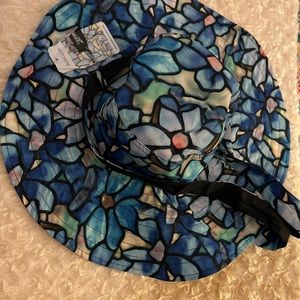 Ladies reversible sun/rain hat with UVB protection.